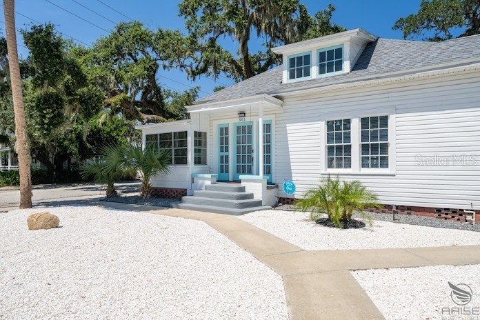 301 LIVE OAK STREET