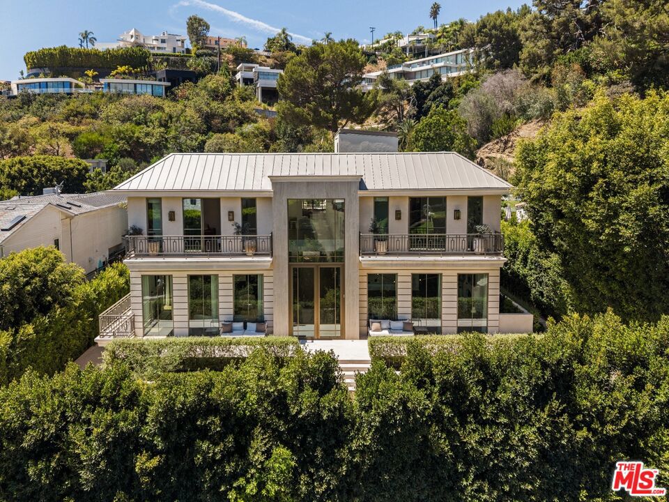1395 N Doheny Drive