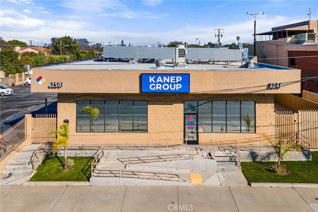 6250 N Paramount