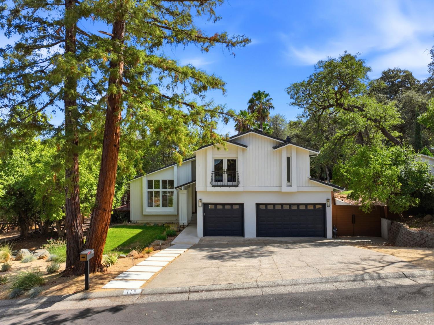 115 Hillswood Dr, Folsom, CA 95630-2118