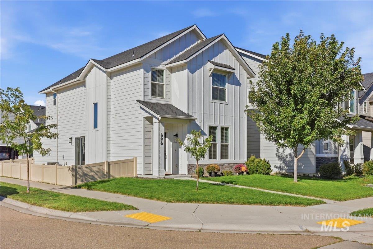 696 E Springloyd St, Meridian ID 83642