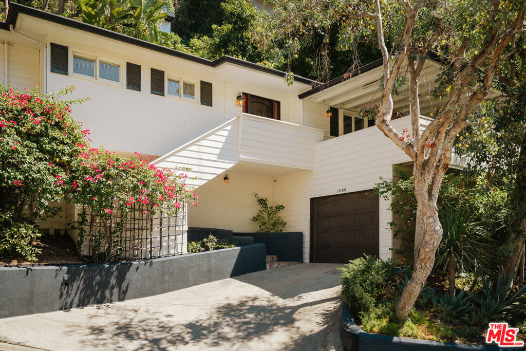 1600 Queens Road