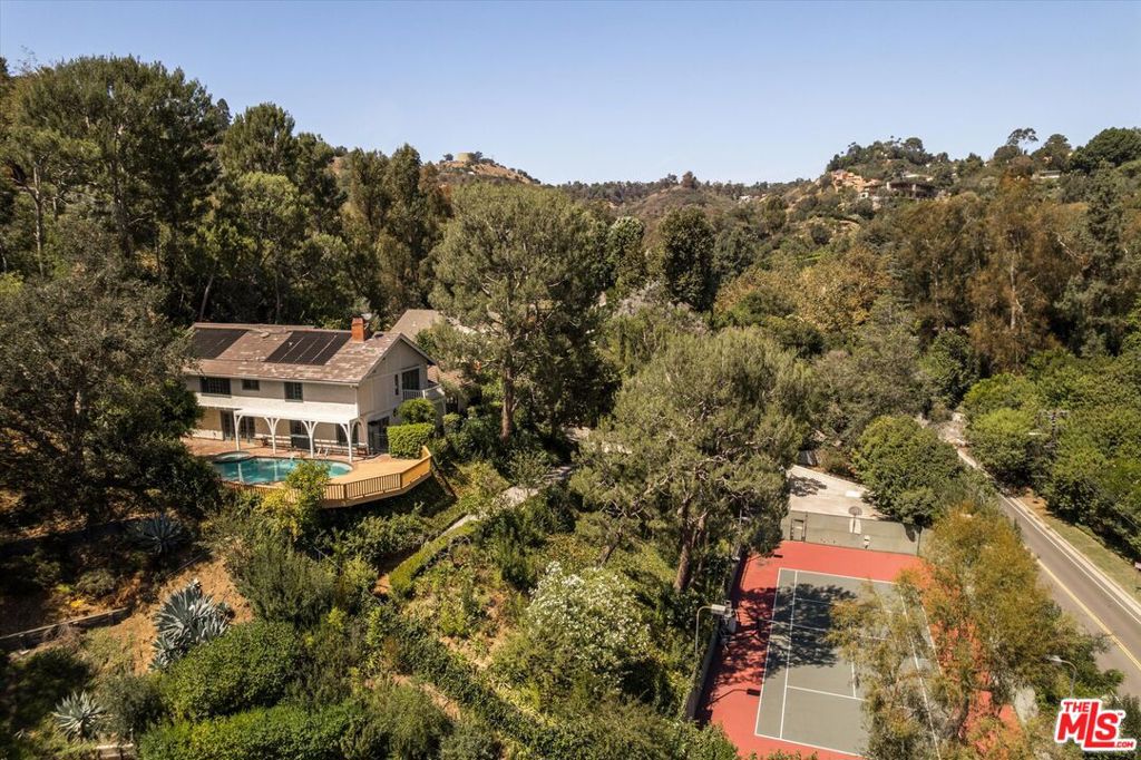 2573 Benedict Canyon Drive