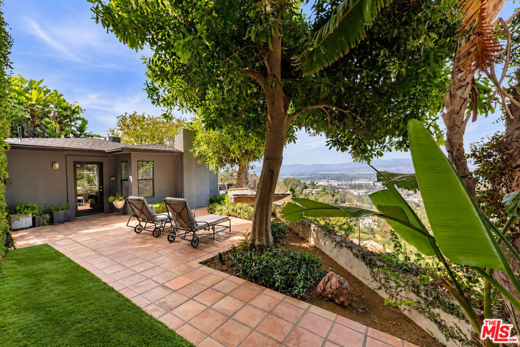 7301 Pacific View Drive