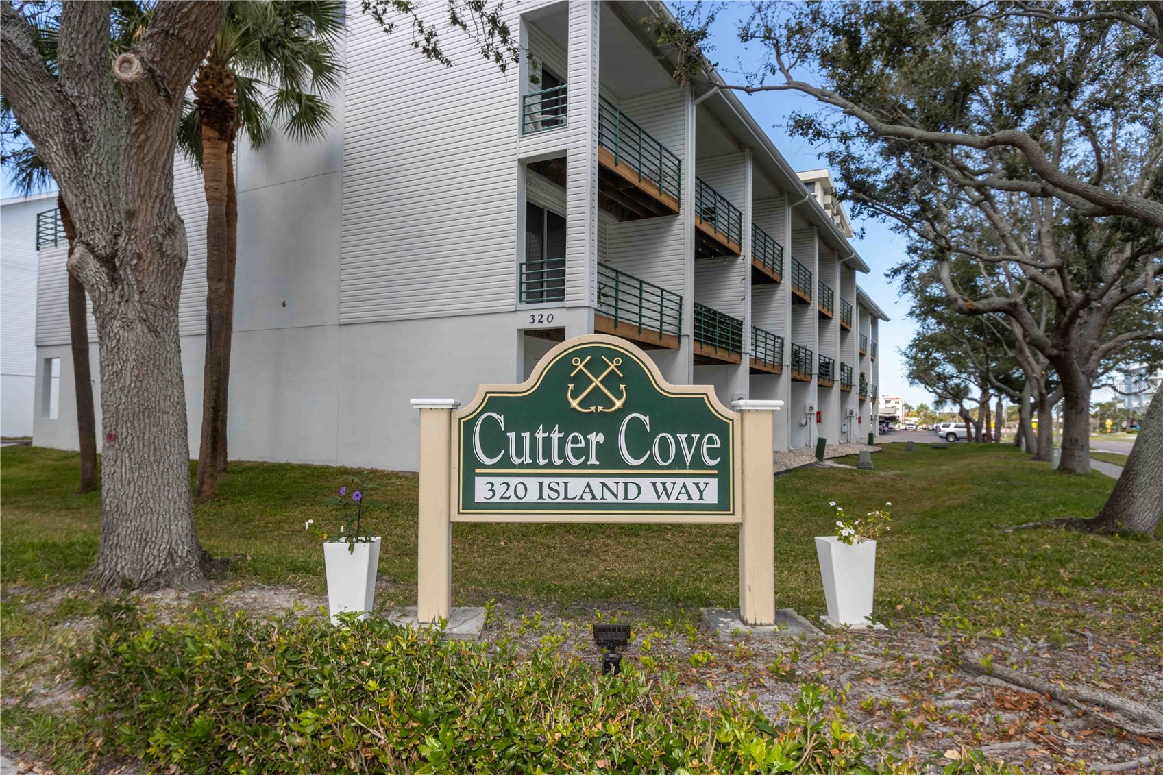 320 ISLAND WAY 605