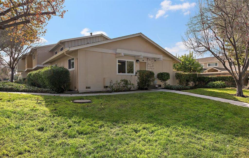 1 Comstock Queen Court