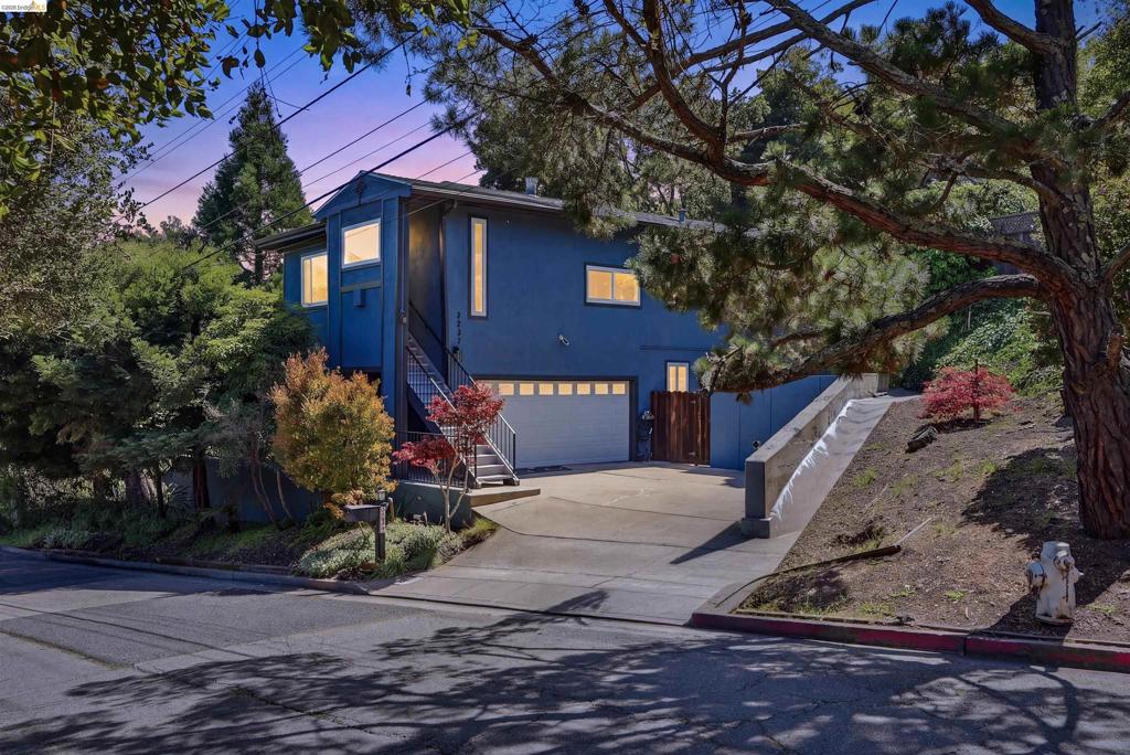 2237 Trafalgar Pl