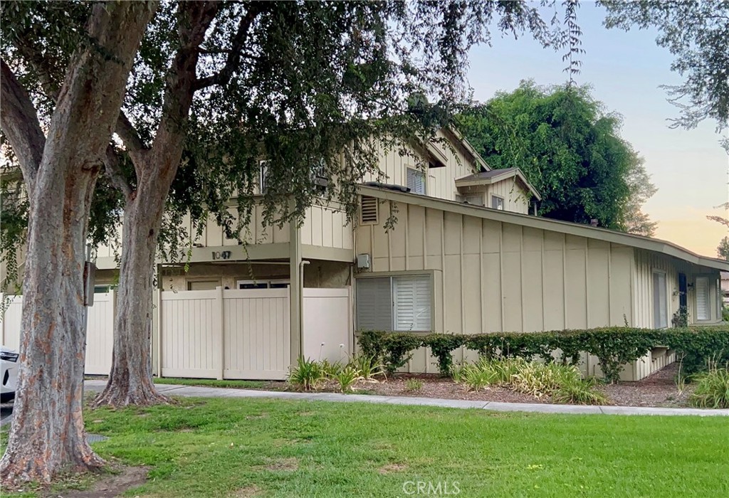 1047 W Francis C