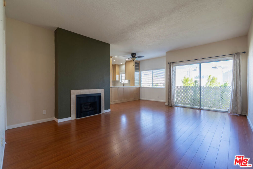 5135 Zelzah Avenue 305