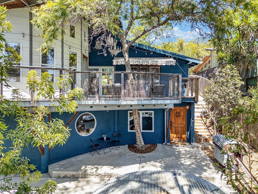 2537 Crestmoore Place