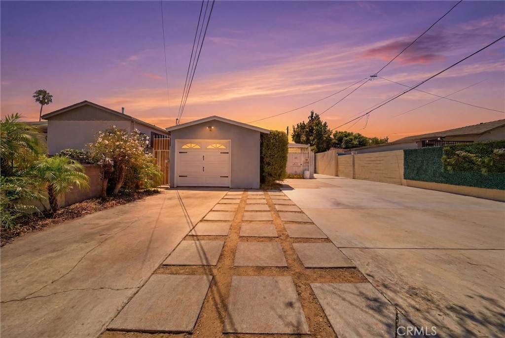 3944 W 111th
