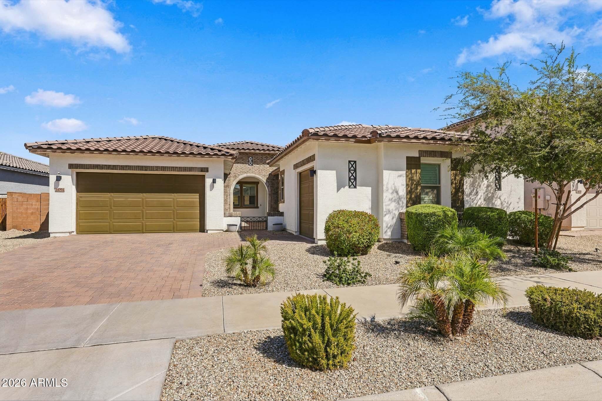 14054 W DESERT HOLLOW Drive W, Surprise, AZ 85387