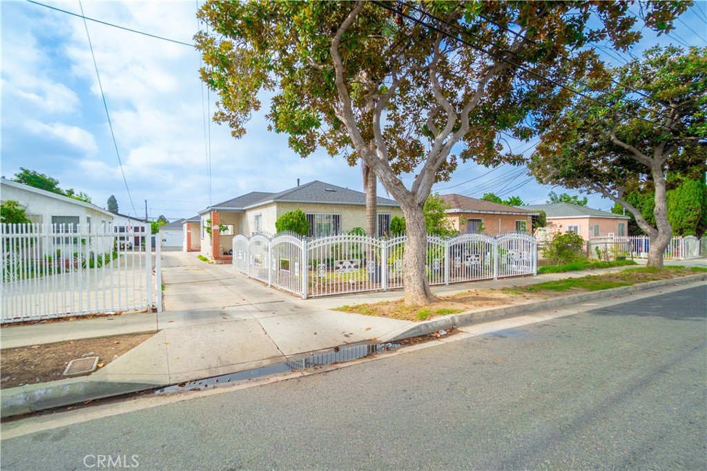 3658 W 104th