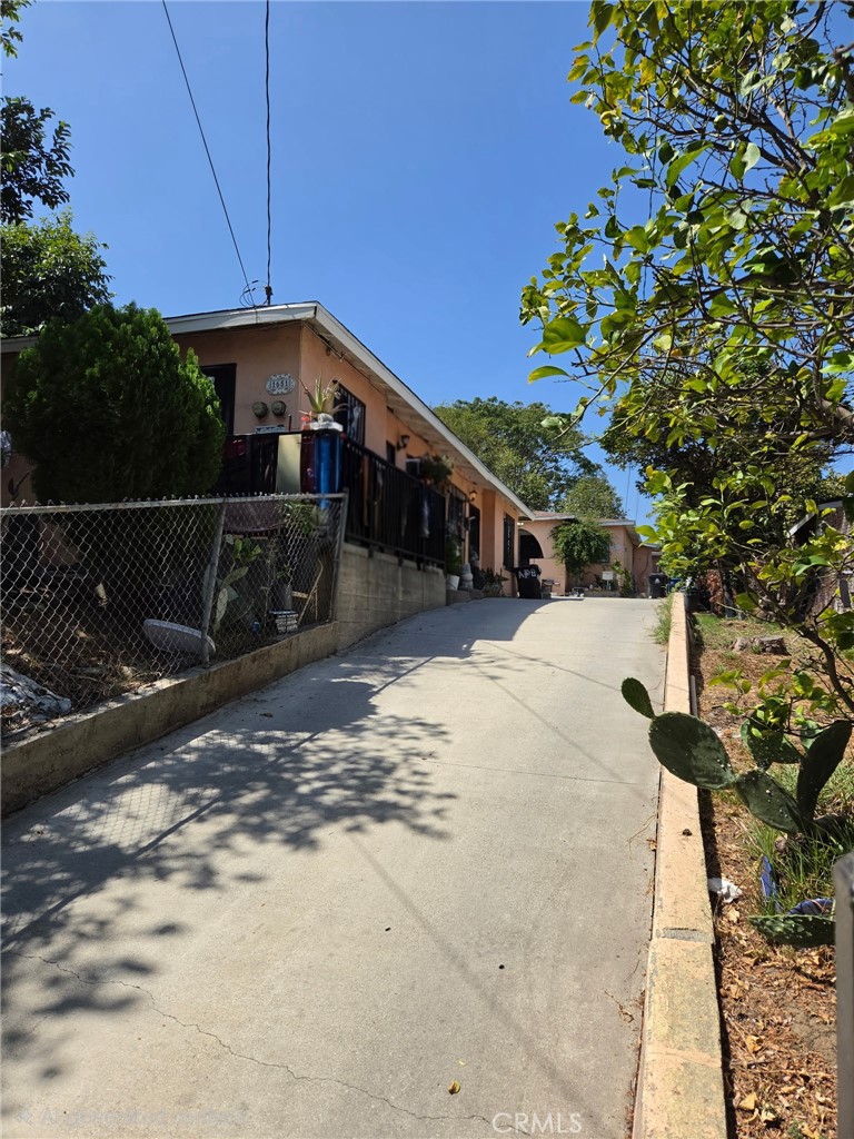 1651 Tremont