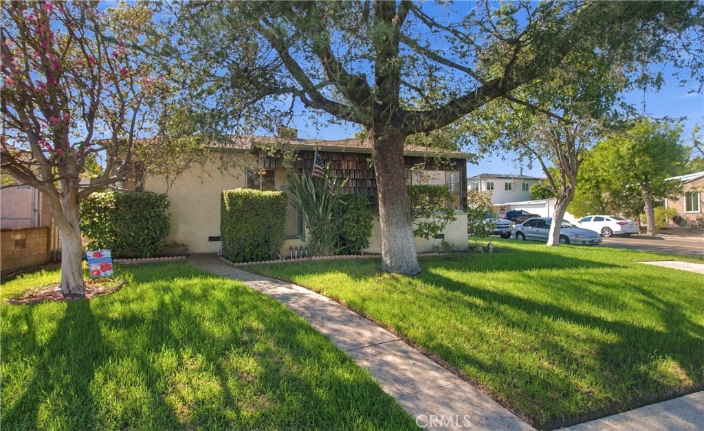 2043 N Maple