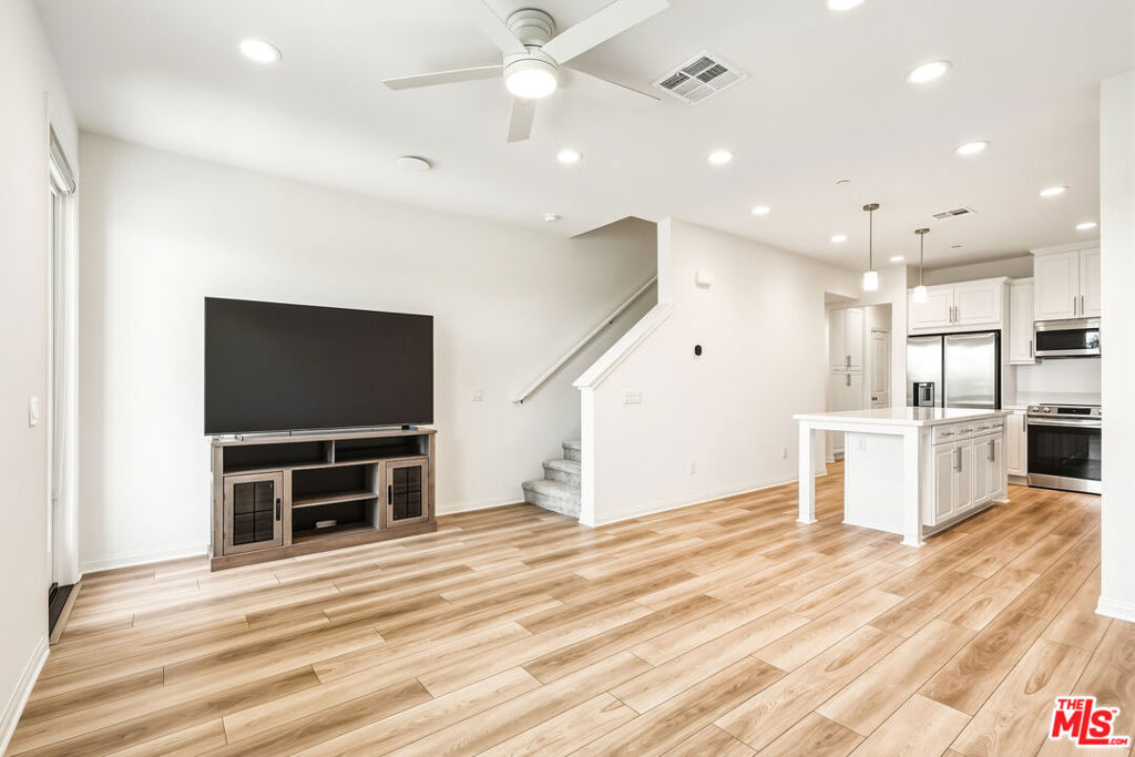 1095 N Harbor Blvd
