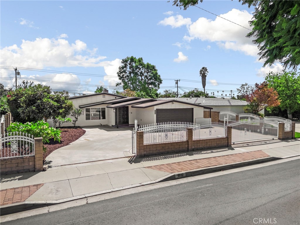 1532 E Rowland Avenue