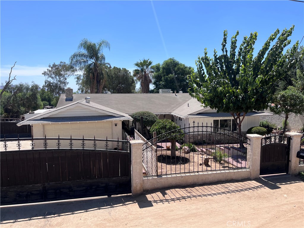 25325 Mountain Cliff