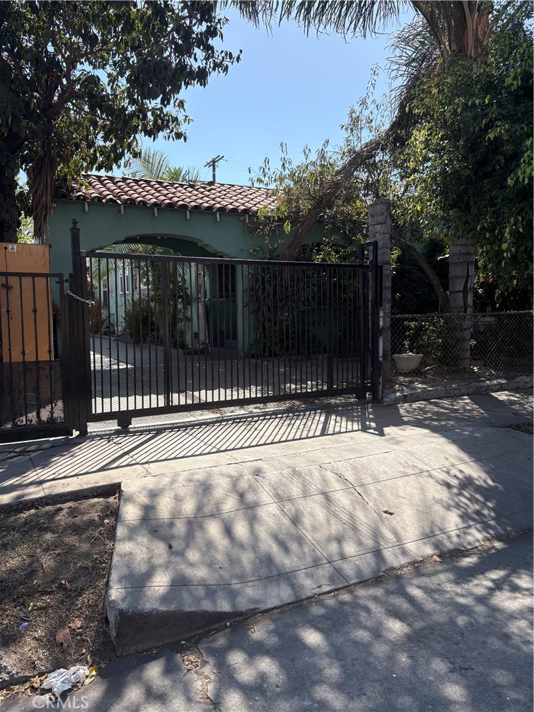 450 70th, Los Angeles, CA, 90003 — assumable FHA mortgage at 5.87%